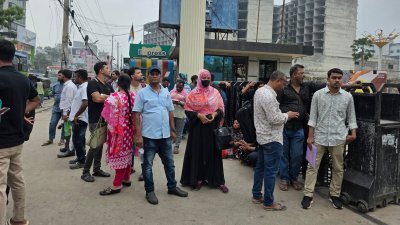 যমুনা ফিউচার পার্কে ভিসাপ্রত্যাশীদের অপেক্ষা। ছবি: নাসিরুল ইসলাম