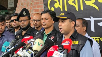 কথা বলছেন র‍্যাব-২ উপ-অধিনায়ক স্কোয়ার্ডন লিডার নিফাজ রহমান