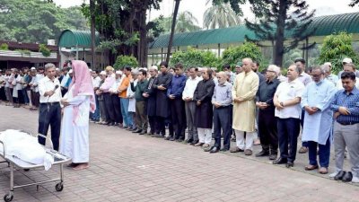 বরেণ্য শিল্পী মুস্তাফা মনোয়ারের জানায় অংশ নেন তথ্যমন্ত্রী জহির উদ্দিন স্বপন (ছবি: বাসস)।