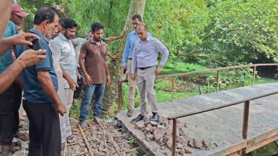 বরিশালের আগৈলঝাড়ায় ব্রিজ নির্মাণে রডের পরিবর্তে বাঁশের কঞ্চি ব্যবহার করে ঢালাই দেওয়ায় একটি ব্রিজ ভেঙে দিয়েছে উপজেলা প্রশাসন