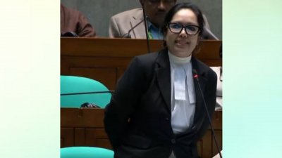 আইনজীবীর কলার ব্যান্ড পরে সংসদে রুমিন ফারহানা। ছবি: ভিডিও থেকে নেওয়া।