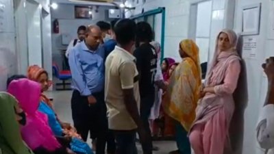 সাভারের আশুলিয়ার একটি পোশাক কারখানার অর্ধশতাধিক শ্রমিক হঠাৎ অসুস্থ হয়ে হাসপাতালে চিকিৎসা নিয়েছেন