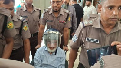 আদালত প্রাঙ্গনে সাবেক প্রধান বিচারপতি এবিএম খায়রুল হক (ফাইল ছবি)।