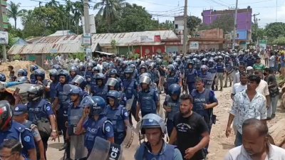 সরাইলে দুই গ্রামের বাসিন্দাদের সংঘর্ষে এক ব্যক্তি নিহত হওয়ার ঘটনাকে কেন্দ্র করে মঙ্গলবার সকাল থেকে তৃতীয় দিনের মতো তিন ঘণ্টা সংঘর্ষ হয়েছে