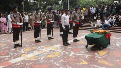 কেন্দ্রীয় শহীদ মিনারে মুস্তাফা মনোয়ারকে জানানো হয় রাষ্ট্রীয় সম্মাননা ‘গার্ড অফ অনার’ (ছবি: বাংলা ট্রিবিউন)