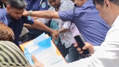 পুলিশের সামনে হত্যা মামলার আসামিকে মারধর করা হয়