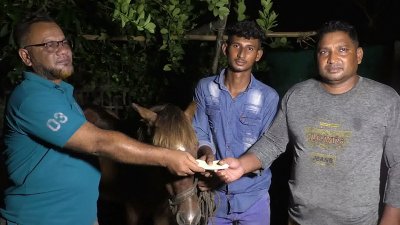 কলেজছাত্র সোহানের হাতে প্রধানমন্ত্রীর উপহার তুলে দেন স্থানীয় যুবদলের নেতারা