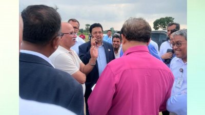 বিকল্প বাস টার্মিনাল ও অস্থায়ী বাসডিপোর সম্ভাব্য স্থান পরিদর্শন করেন পাবনা-৫ আসনের সংসদ সদস্য ও পরিবহন নেতা অ্যাডভোকেট শামসুর রহমান শিমুল বিশ্বাসসহ সংশ্লিষ্টরা। ছবি: বাংলা ট্রিবিউন