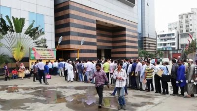 ঢাকার যমুনা ফিউচার পার্কের ভিসা কেন্দ্রের বাইরে আবেদনকারীদের দীর্ঘ  লাইন। ছবি: সংগৃহীত