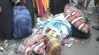সড়কে পড়ে থাকা তোশকে মোড়ানো লাশ