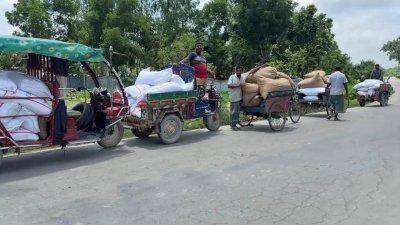 দিনাজপুরের হিলিতে সড়কের একপাশ থেকে পরিত্যক্ত অবস্থায় ১০০ বস্তা ছোলা ও সরিষা উদ্ধার করেছে পুলিশ