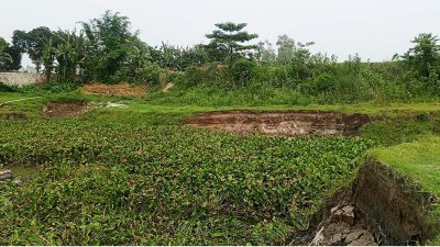বাঁধের পাশে খনন ভাঙন সৃষ্টি হয়েছে