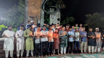কুমিল্লা বিশ্ববিদ্যালয়ে (কুবি) মোমবাতি প্রজ্বালন ও দ্রোহের গান পরিবেশন করেছে জাতীয় ছাত্রশক্তি