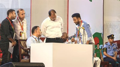জুলাই আন্দোলনে নিহতদের স্মরণসভায় প্রধানমন্ত্রী তারেক রহমানের সঙ্গে কথা বলছেন এক জুলাই যোদ্ধা