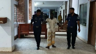 জামালপুরে বিচারক দম্পতির বাসায় চুরির ঘটনায় স্বেচ্ছাসেবক দলের দুই নেতাসহ পাঁচ জনকে গ্রেফতার করেছে পুলিশ