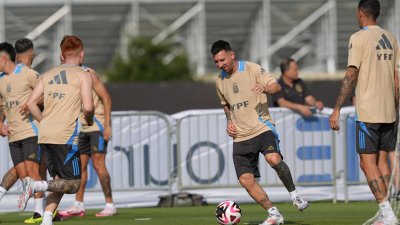 অনুশীলনে মেসির আর্জেন্টিনা দল