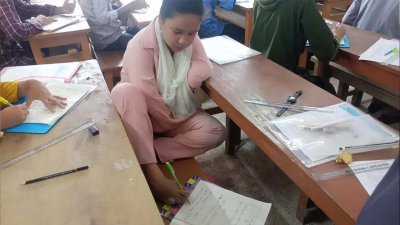 পা দিয়ে লিখে এইচএসসি পরীক্ষায় অংশ নিচ্ছে পলি রানী