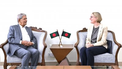 এলজিআরডিমন্ত্রী মির্জা ফখরুল ইসলাম আলমগীরের সঙ্গে সাক্ষাৎ করেন যুক্তরাজ্যের হাইকমিশনার সারা কুক। (ছবি: সংগৃহীত)