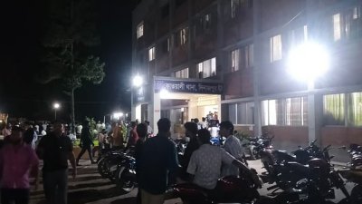 দিনাজপুর কোতোয়ালি থানার সামনে এনসিপির নেতাকর্মীরা