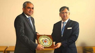সৈয়দ মহসিন নাকভী ও সালাহ উদ্দিন আহমদ