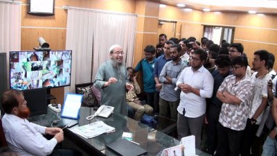 নবনিযুক্ত বরিশাল বিভাগীয় স্বাস্থ্য পরিচালক ডা. এস এম মনিরুজ্জামানকে অবরুদ্ধ করেছেন বিএনপিপন্থি চিকিৎসকরা