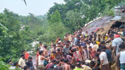 উখিয়ার ৫ নম্বর রোহিঙ্গা আশ্রয়শিবিরে পাহাড়ধসে একটি মাদ্রাসা ও হিফজ কেন্দ্রের ওপর পড়ে