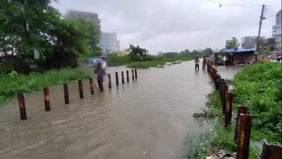রেল লাইনে জমে আছে পানি, চলতে পারছে না ট্রেন