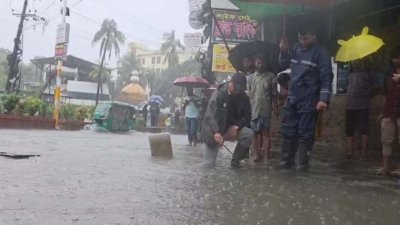 বৃষ্টিতে চট্টগ্রাম নগরীতে জলাবদ্ধতা