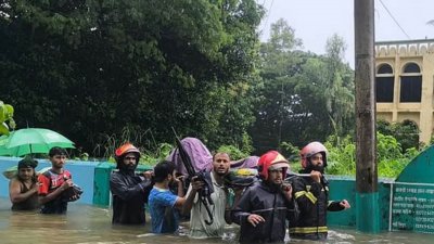 চট্টগ্রামের লোহাগাড়ায় বুকসমান বন্যা ও পাহাড়ি ঢলের পানি মাড়িয়ে এক মুমূর্ষু গর্ভবতী নারীকে উদ্ধার করে হাসপাতালে পৌঁছে দিয়েছেন ফায়ার সার্ভিসের কর্মীরা