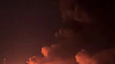 ৮ জুলাই ইরানের হরমুজগান প্রদেশের কুহেস্তাকে মার্কিন হামলার পর হরমুজ প্রণালির কাছে অবস্থিত একটি বন্দর থেকে ধোঁয়া উঠছে। ছবি: সংগৃহীত