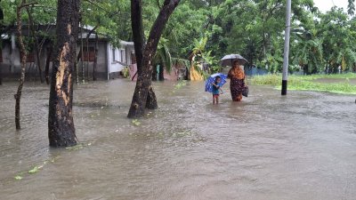 বিপর্যস্ত হয়ে পড়েছে উপকূলীয় এলাকার মানুষের জনজীবন
