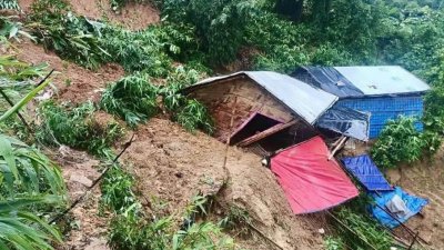 টানা ভারী বর্ষণে কক্সবাজার জেলায় পাহাড়ধসে এখন পর্যন্ত অন্তত ১৭ জনের মৃত্যু হয়েছে