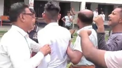 এই ঘটনায় ক্ষুব্ধ হয়েছেন কয়েকজন অভিভাবক