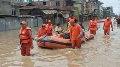 মনু নদীর পানি হ্রাস পেতে শুরু করায় বন্যা পরিস্থিতির কিছুটা উন্নতি লক্ষ্য করা গেছে। ছবি: ইন্ডিয়া টুডে