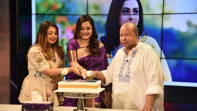 জন্মদিনের কেক কাটছেন পূর্ণিমা