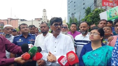 কুমিল্লায় বৃক্ষমেলা উদ্বোধন শেষে সাংবাদিকের সঙ্গে কথা বলেন কৃষিমন্ত্রী