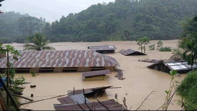 পানিতে ডুবে যাওয়া ঘরবাড়ি