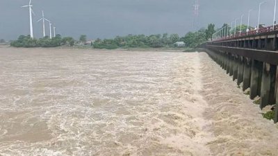 টানা বৃষ্টিপাতের কারণে সম্ভাব্য বন্যা পরিস্থিতি মোকাবিলায় ফেনীর সোনাগাজী উপজেলার মুহুরী সেচ প্রকল্পের ৪০টি জলকপাট খুলে দিয়েছে পাউবো
