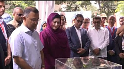 স্টল পরিদর্শনে প্রধানমন্ত্রী