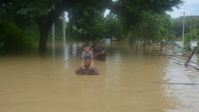 ১২২ পরিবারকে উদ্ধার করে বিজিবি