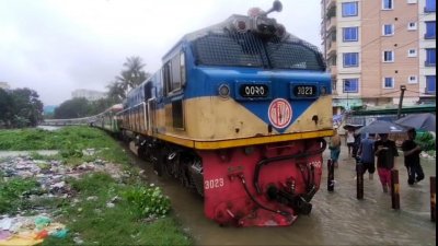 জলাবদ্ধতার কারণে চট্টগ্রাম ষোলশহরে আটকে পড়ে ট্রেন