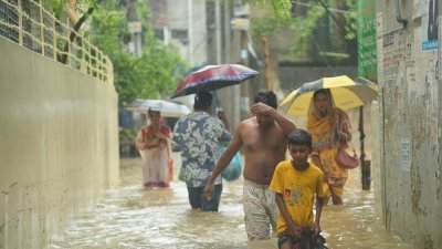 বৃষ্টিতে তলিয়ে গেছে রাজধানীর বিভিন্ন এলাকা