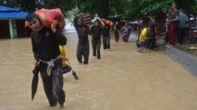 বন্যাকবলিত এলাকায় উদ্ধার কাজ চালাচ্ছে বিজিবি। ছবি: সংগৃহীত