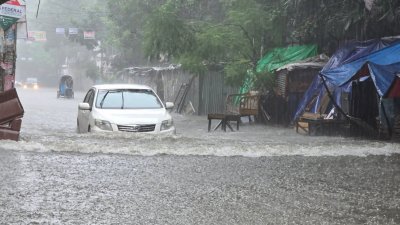 রবিবারের বৃষ্টিতে ঢাকায় সৃষ্ট জলাবদ্ধতা