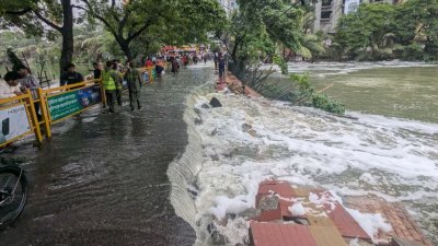 টানা বৃষ্টির কারণে ধসে পড়েছে  গুলশান-শাহজাদপুর লিংক রোডের একটি অংশ