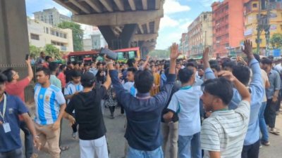 শিক্ষামন্ত্রীর পদত্যাগ ও এইচএসসি পরীক্ষা স্থগিতের দাবিতে চট্টগ্রামে সড়ক অবরোধ