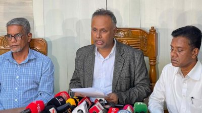 কুমিল্লা সরকারি মহিলা কলেজ কেন্দ্রে এইচএসসি পরীক্ষা দিতে আসা পরীক্ষার্থীদের ভোগান্তির ঘটনায় দুঃখ প্রকাশ করেছেন কুমিল্লা শিক্ষাবোর্ডের চেয়ারম্যান প্রফেসর মো. আহসান পারভেজ