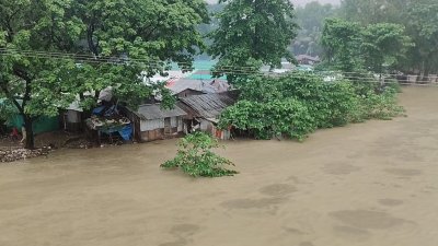এখনও পানিবন্দি কয়েক লাখ মানুষ