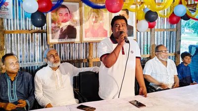 খোকসা বিএনপি নেতা রিপন হোসেন খালে মাছ চাষের জন্য নেতাদের টাকা দেওয়ার ঘোষণা দিলেন