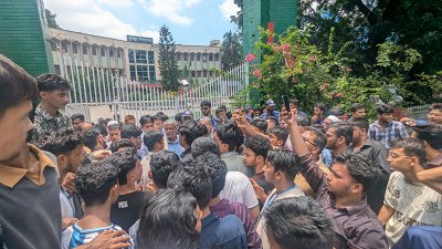 কুমিল্লা শিক্ষা বোর্ডের ফটকে অবস্থান পরীক্ষার্থীদের